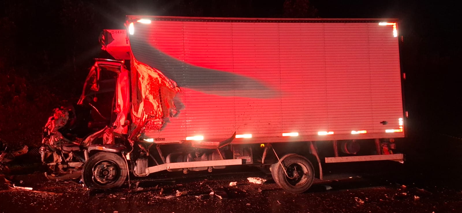 Acidente entre caminhões na PR-364 deixa motorista ferido em Inácio Martins