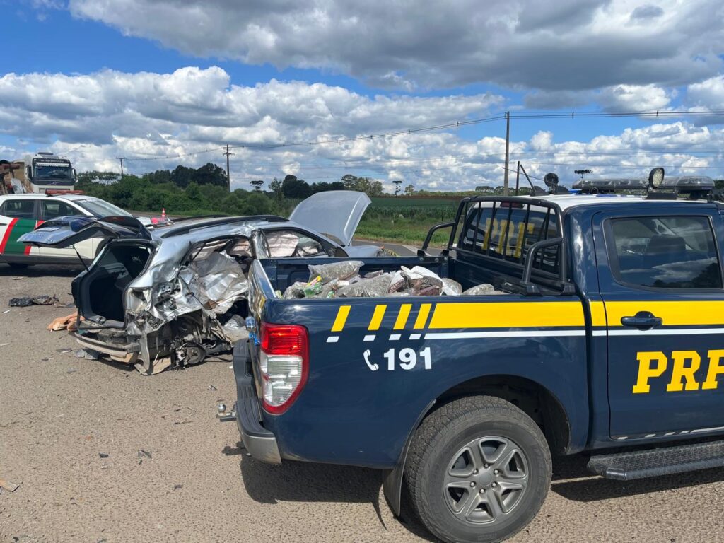 imagem mostra o veículo TCross danificado ao lado da víatura da PRF