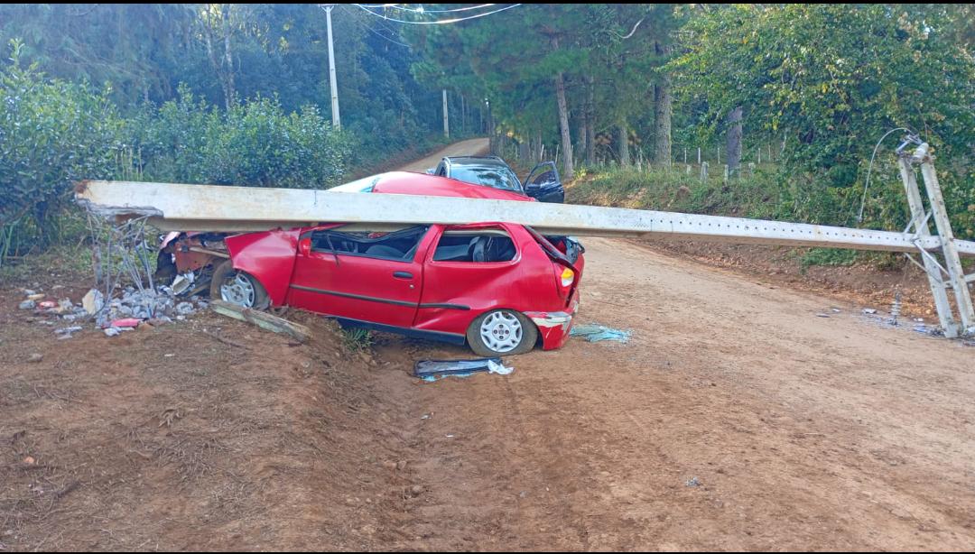 Carro atinge poste e motorista fica ferido em Cruz Machado