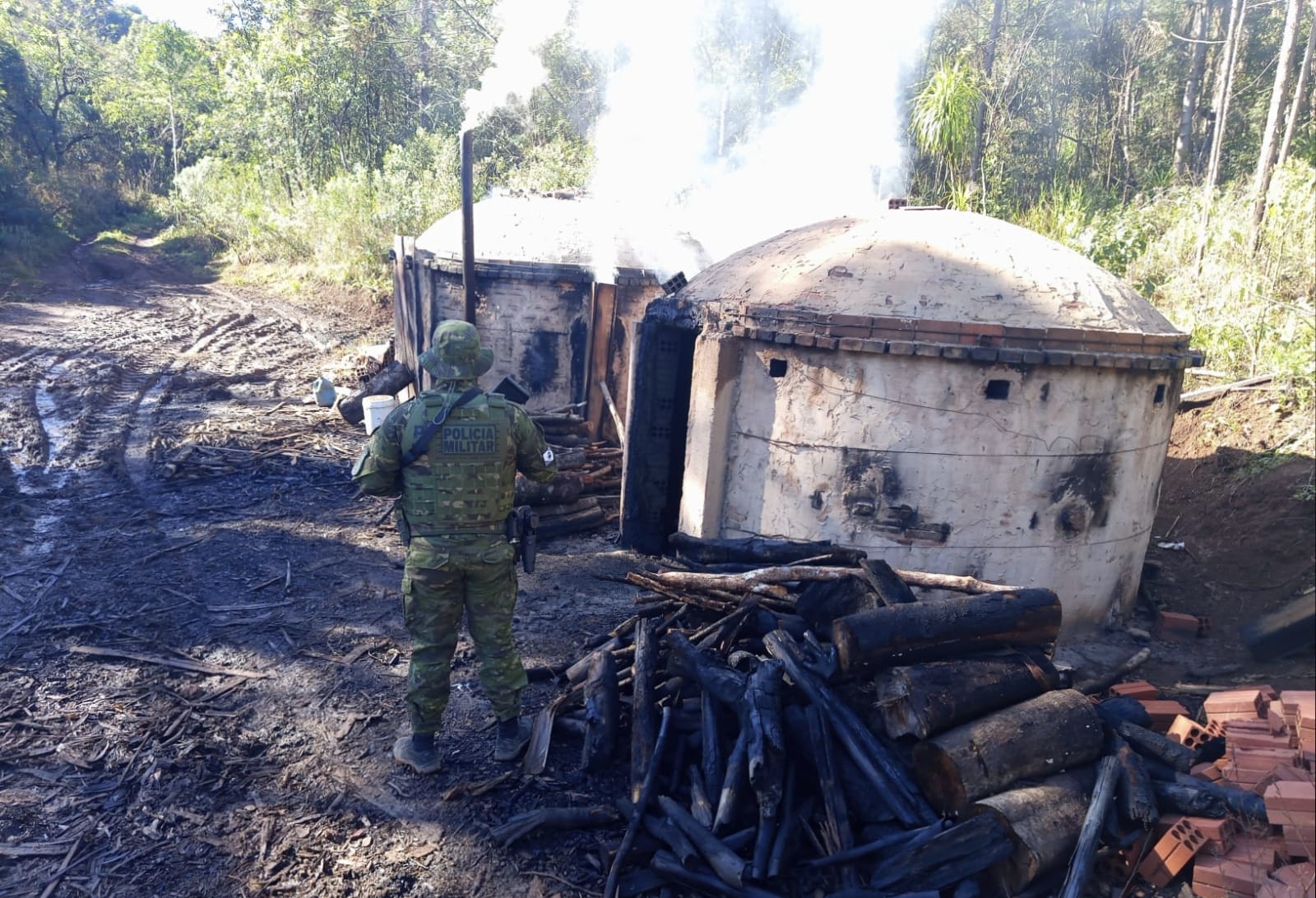Polícia Ambiental embarga fornos clandestinos e apreende 9,4 toneladas de carvão em Cruz Machado