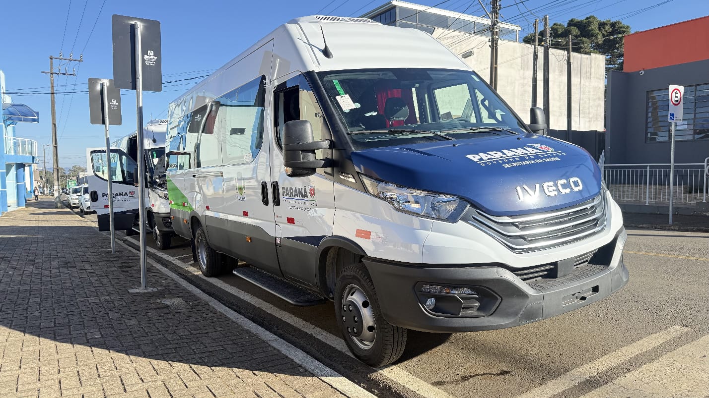 Inácio Martins recebe dois novos minibus para transporte de pacientes