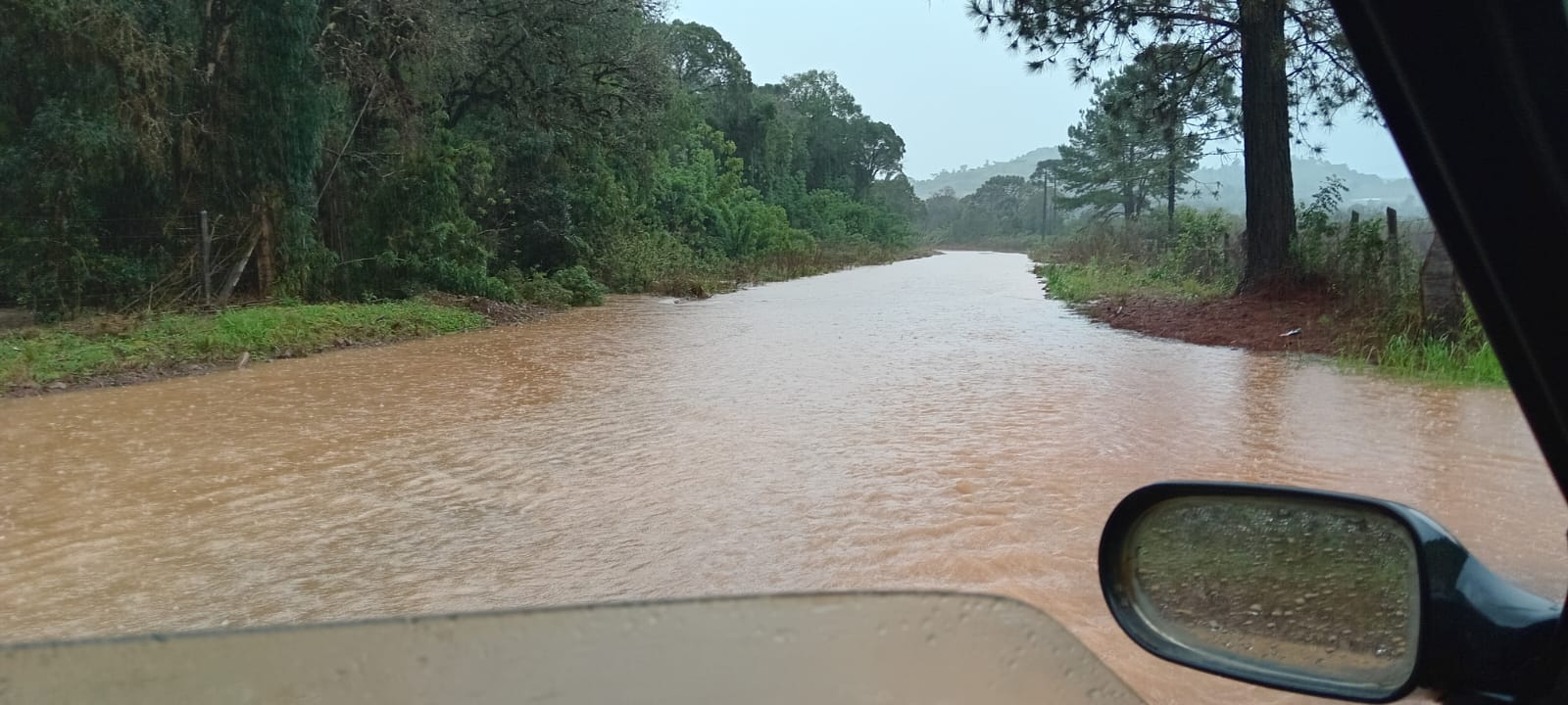 Fortes chuvas bloqueiam trânsito na estrada que liga Inácio Martins a Cruz Machado