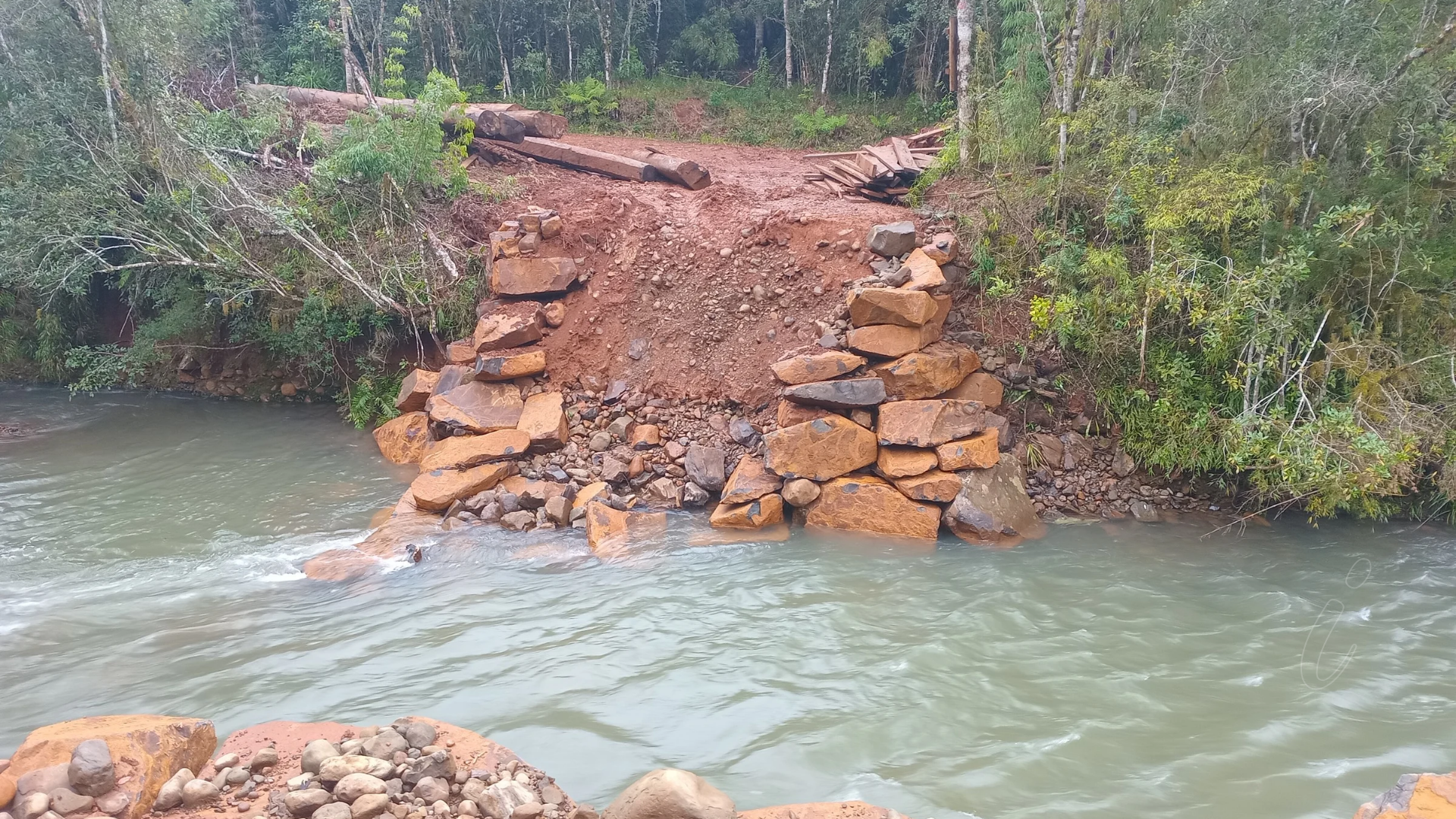 Interativa questiona Prefeitura sobre reconstrução de ponte no Bom Retiro quase dois meses após queda da cabeceira