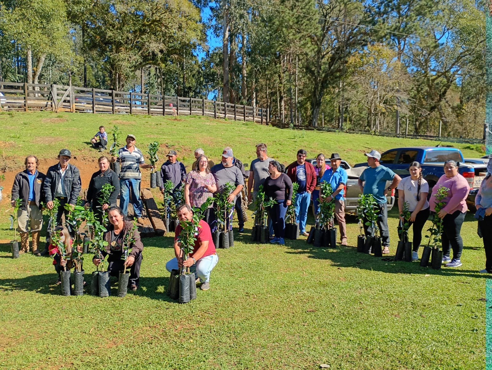 Associação Rural Nelson Stresser entrega mudas de árvores frutíferas a agricultores