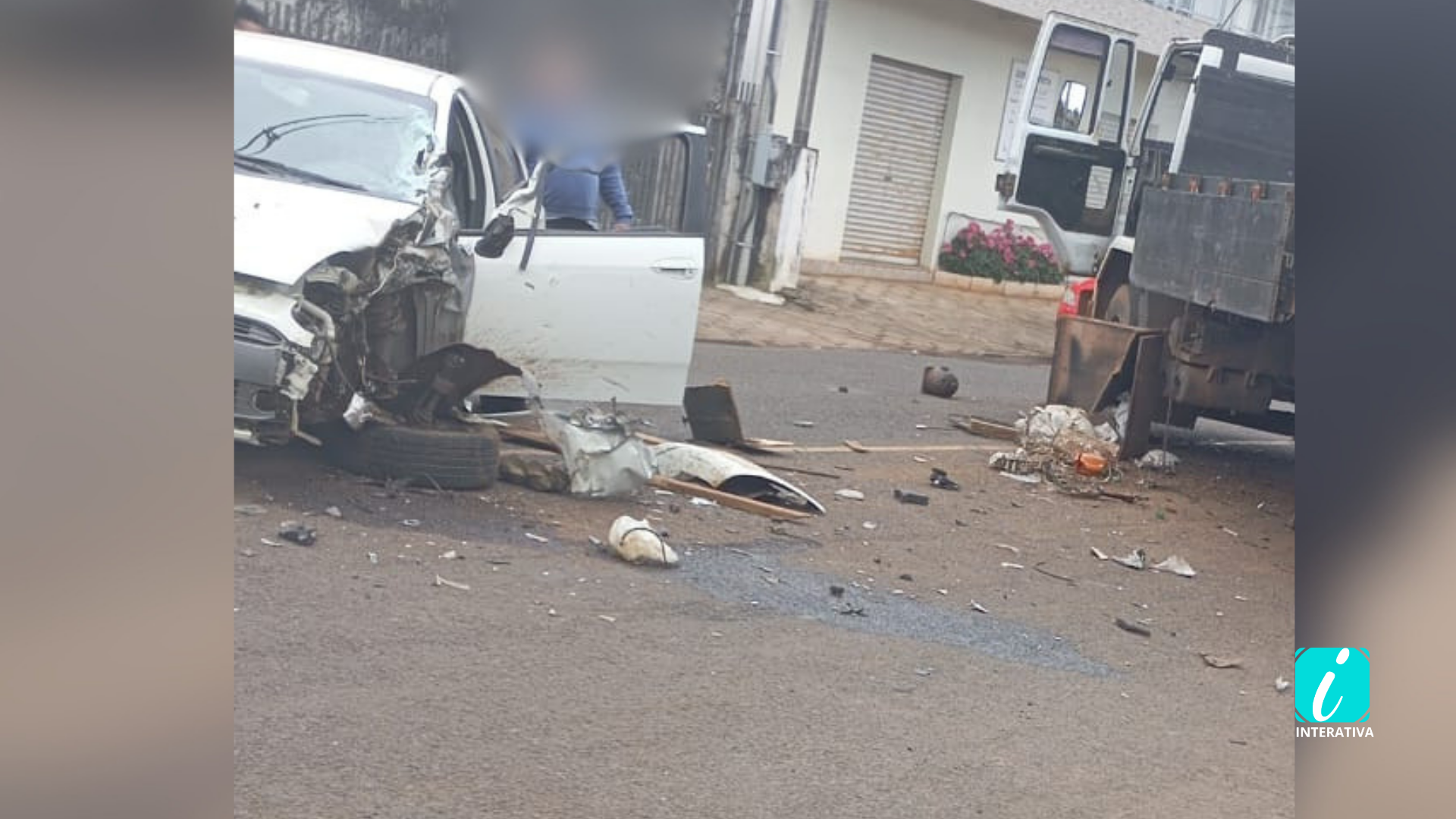 Acidente envolve vários veículos e caminhão no centro de Cruz Machado