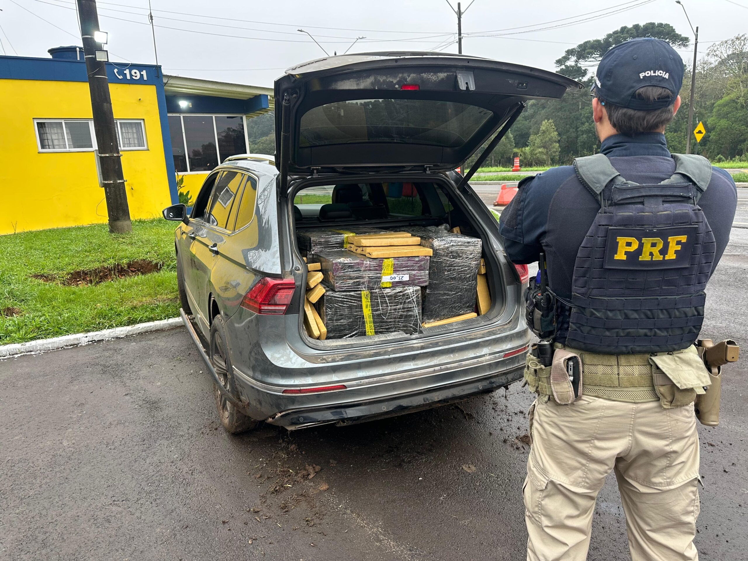 PRF apreende 897 quilos de drogas em duas ocorrências na BR-277 em Guarapuava