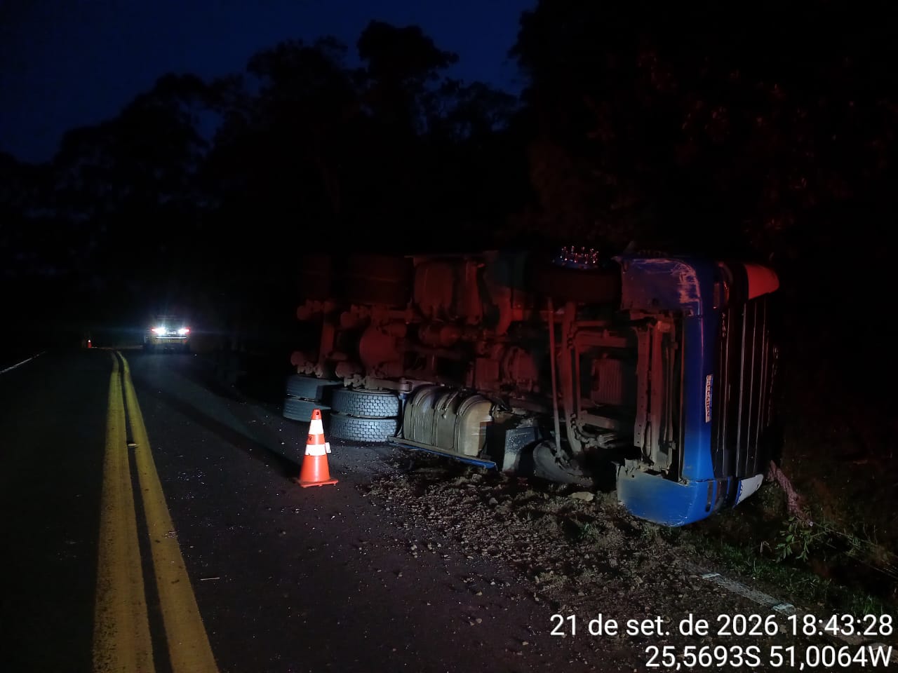 Tombamento de carreta na PR-364 deixa motorista ferido entre Guamirim e Inácio Martins