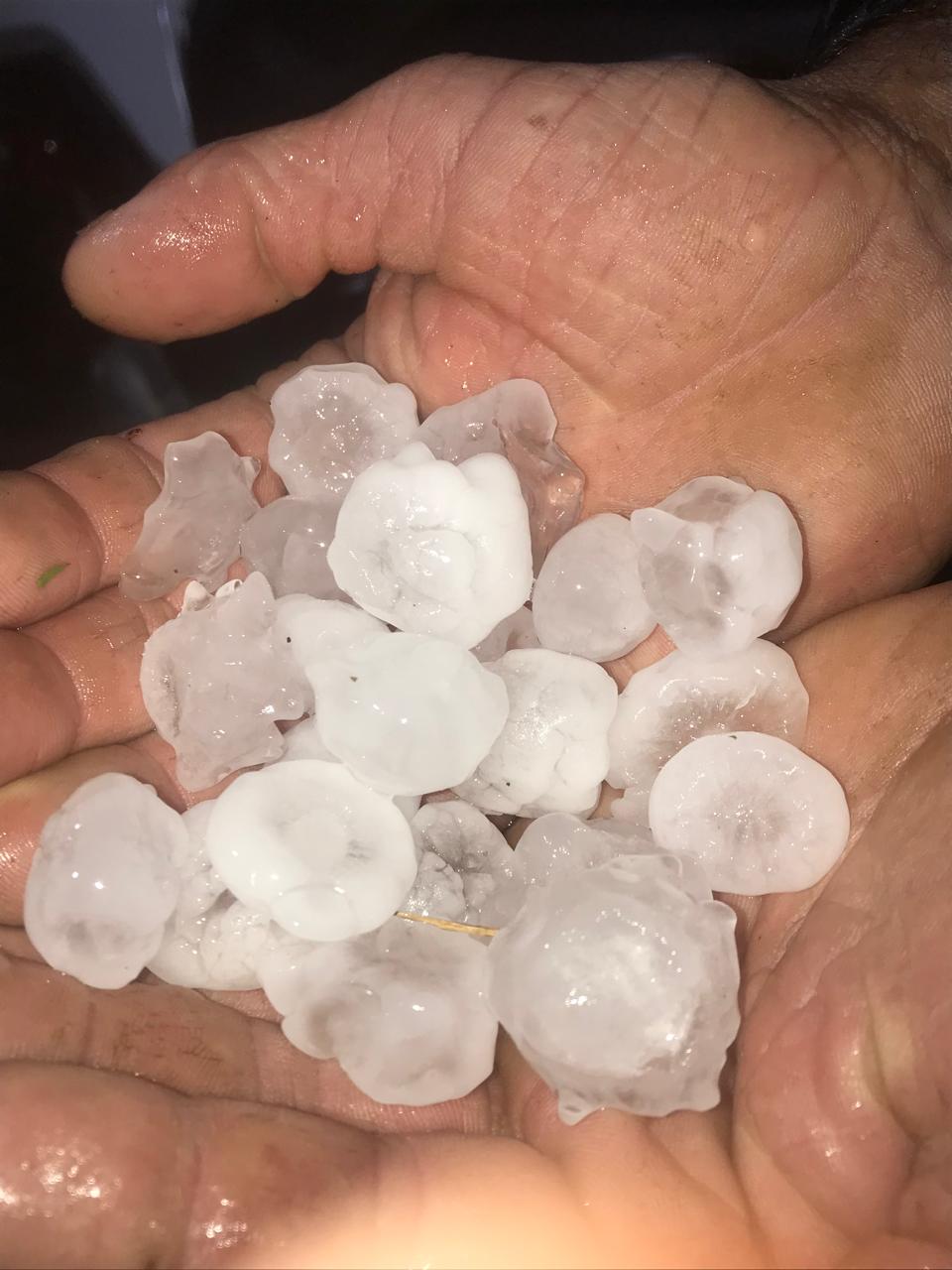 Moradores registram queda de granizo no interior de Inácio Martins