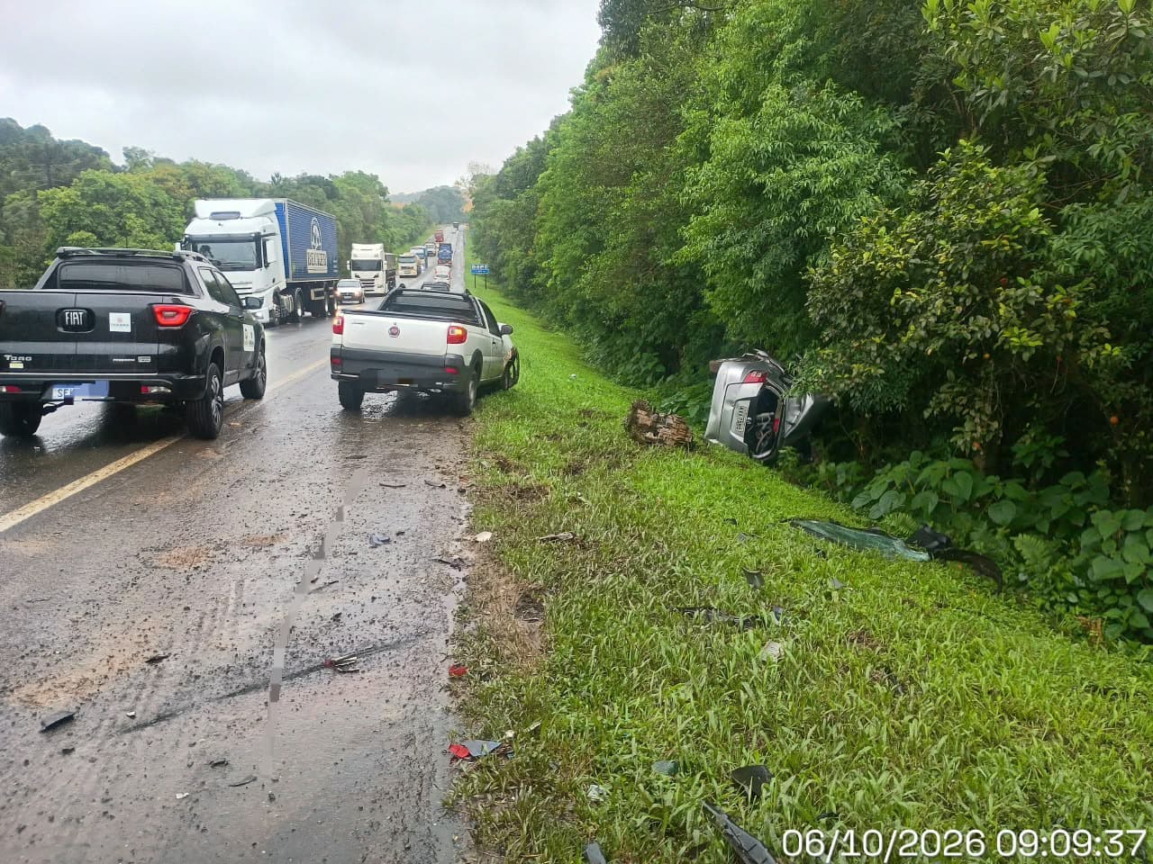 Colisão frontal entre Honda Fit e caminhão na BR-277 em Irati deixa um morto e uma ferida grave