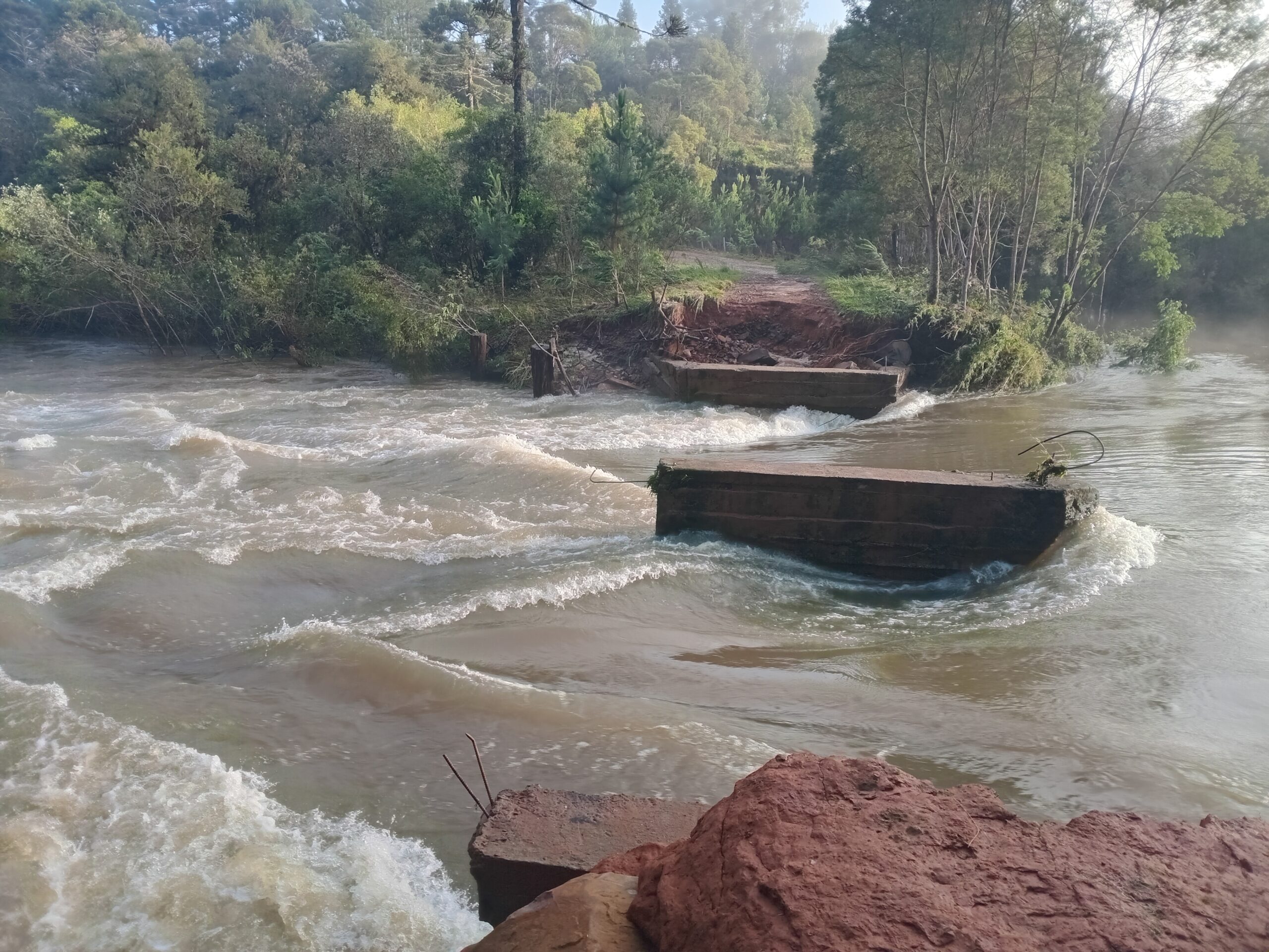 Chuvas danificam pontes na localidade de Cachoeira em Inácio Martins
