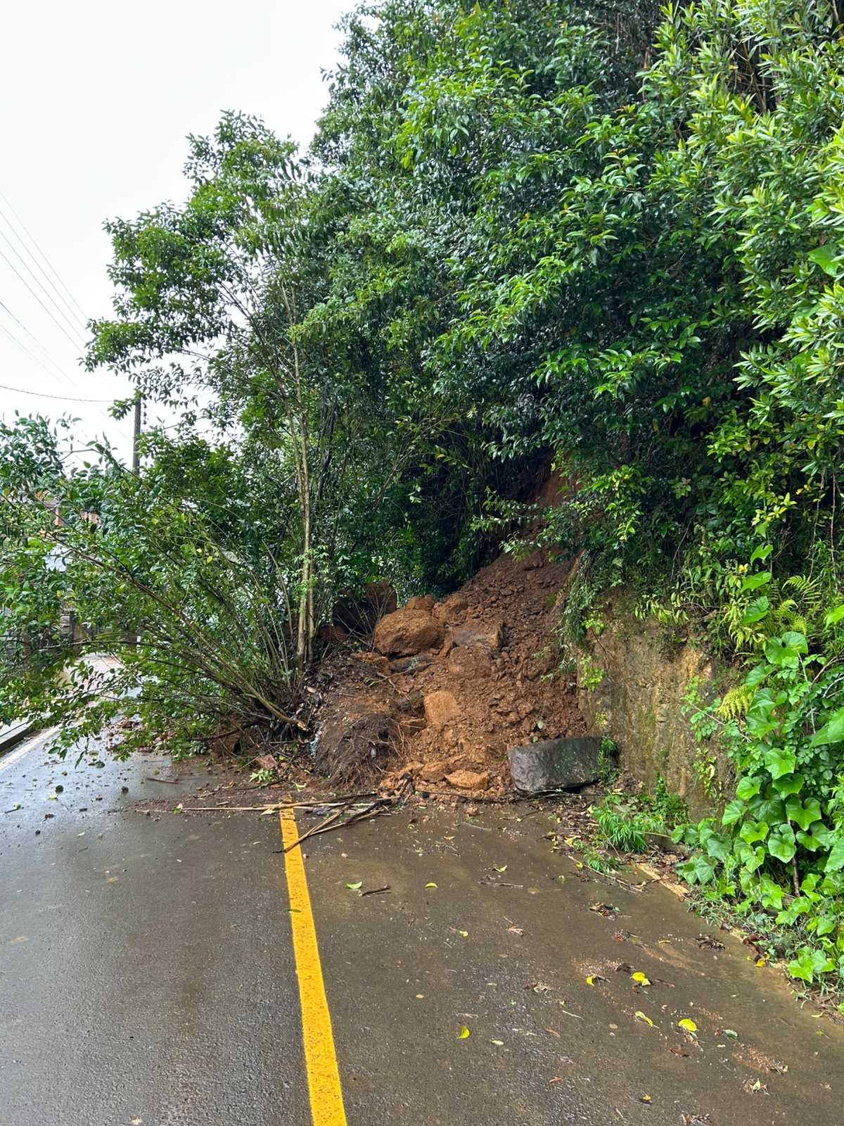 Deslizamento de terra interdita rua no bairro Curtume em Inácio Martins